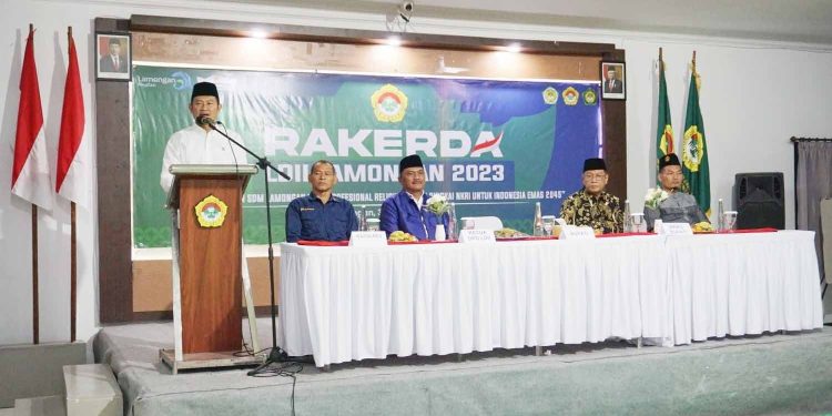 Bupati Lamongan Yuhronur Efendi membuka Rapat Kerja Daerah (Rakerda) LDII Lamongan di RM Aqiilah Lamongan, Sabtu (30/12). Dok: LINES.