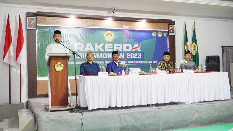 Bupati Lamongan Yuhronur Efendi membuka Rapat Kerja Daerah (Rakerda) LDII Lamongan di RM Aqiilah Lamongan, Sabtu (30/12). Dok: LINES.