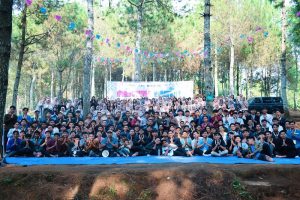 Foto bersama para santri dan pengurus Pondok Pesantren Mahasiswa (PPM) Malang Raya usai penutupan FSS 2023 di Coban Parang Tejo Rojocamp, Jumat (29/12). Dok: LINES.