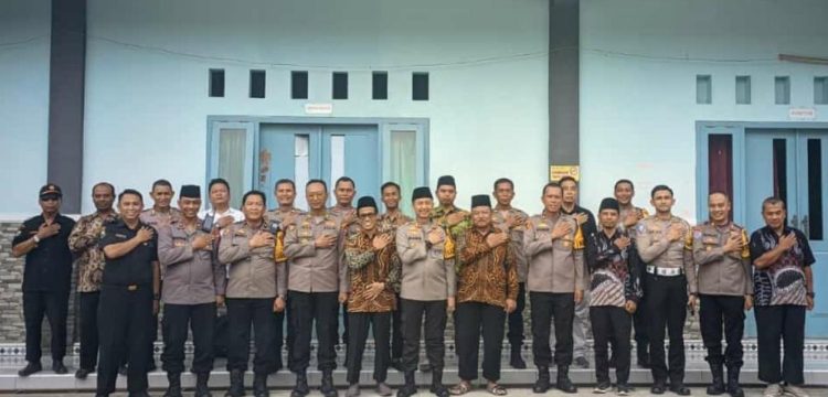 Kapolres Bojonegoro, AKBP Mario Prahatinto berkunjung ke Kantor DPD LDII Kabupaten Bojonegoro pada Kamis (28/12). Dok: LINES.