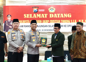 Kapolresta Sidoarjo, AKBP Christian Tobing melakukan silaturahim ke DPD LDII Kabupaten Sidoarjo di Aula Pondok Pesantren Al Barokah Desa Sruni, Sabtu (30/12). Dok: LINES.