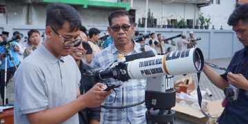 Peserta Pelatihan Rukyatul Hilal LDII Jatim simulasikan pengamatan hilal di Ponpes Syabilurrosyidin Annur Surabaya, Sabtu (27/1). Dok: LINES.