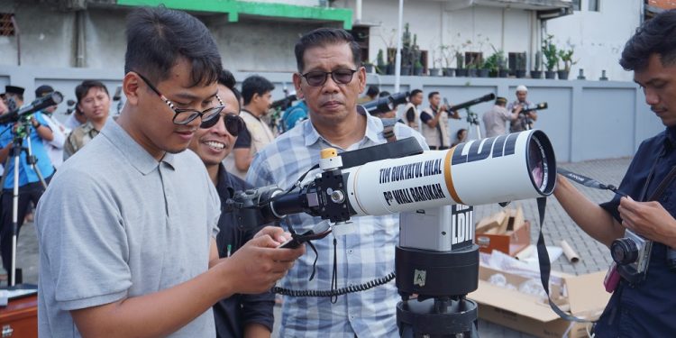 Peserta Pelatihan Rukyatul Hilal LDII Jatim simulasikan pengamatan hilal di Ponpes Syabilurrosyidin Annur Surabaya, Sabtu (27/1). Dok: LINES.