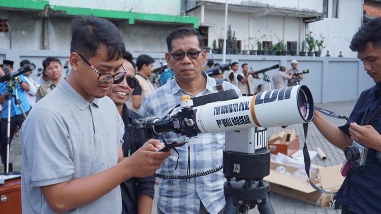 Peserta Pelatihan Rukyatul Hilal LDII Jatim simulasikan pengamatan hilal di Ponpes Syabilurrosyidin Annur Surabaya, Sabtu (27/1). Dok: LINES.