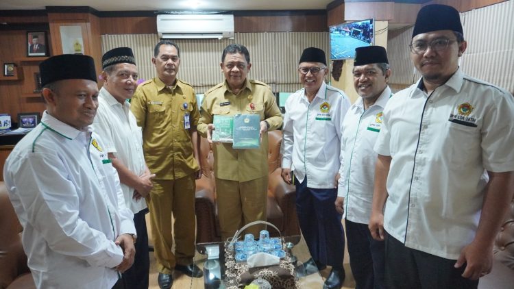 Kepala Dinas Tenaga Kerja dan Transmigrasi (Ka Disnakertrans) Jawa Timur Sigit Priyanto, menerima audiensi pengurus DPW LDII Jawa Timur, Senin (4/3). Dok : LINES.