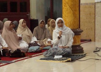 Bupati Banyuwangi, Ipuk Fiestiandani Azwar Anas mengunjungi melaksanakan Safari Ramadan bersama warga LDII di Masjid Thoriqul Jannah, Sukorejo, Banyuwangi, Jumat (22/3). Dok: LINES.