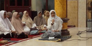 Bupati Banyuwangi, Ipuk Fiestiandani Azwar Anas mengunjungi melaksanakan Safari Ramadan bersama warga LDII di Masjid Thoriqul Jannah, Sukorejo, Banyuwangi, Jumat (22/3). Dok: LINES.