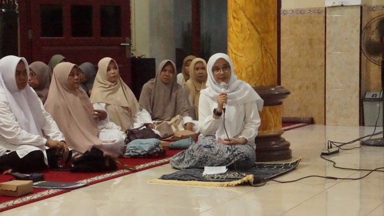 Bupati Banyuwangi, Ipuk Fiestiandani Azwar Anas mengunjungi melaksanakan Safari Ramadan bersama warga LDII di Masjid Thoriqul Jannah, Sukorejo, Banyuwangi, Jumat (22/3). Dok: LINES.