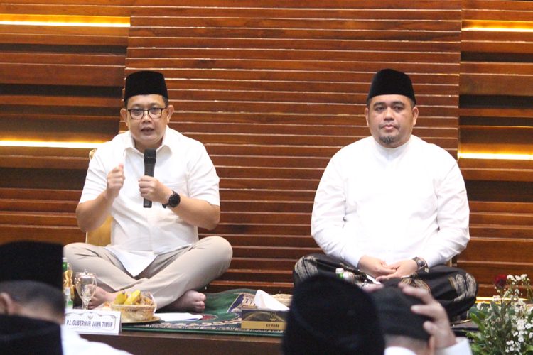 Pj Gubernur Jawa Timur Adhy Karyono (kiri) memberi sambutan di tausiyah dan doa bersama Pemprov Jatim. Dok: LINES.
