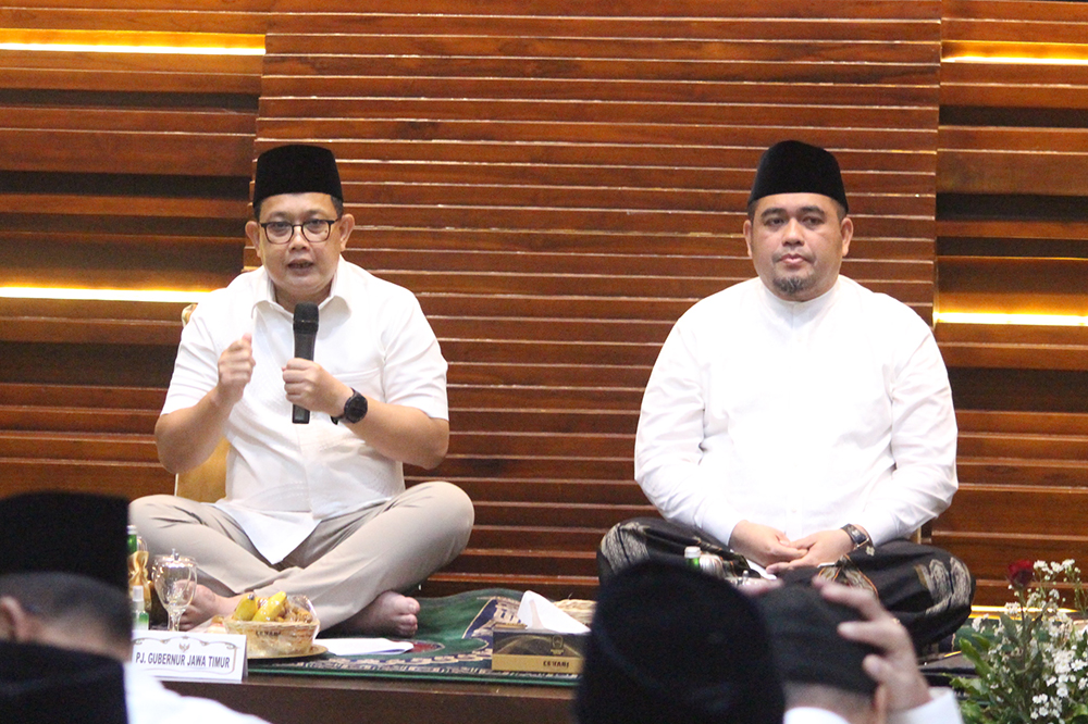 Pj Gubernur Jawa Timur Adhy Karyono (kiri) memberi sambutan di acara tausiyah dan doa bersama Pemprov Jatim. Dok: LINES.