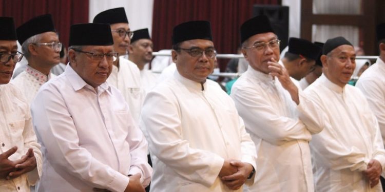 Ketua DPW LDII Jatim KH Moch Amrodji Konawi (tengah), Ketua PW Muhammadiyah Jatim KH Sukadiono (kanan), Wakil Ketua Baznas Jatim KH Ahsanul Haq (kiri) saat menghadiri silaturahim Pemprov Jawa Timur di Grahadi Surabaya, Rabu (13/3). Dok: LINES.