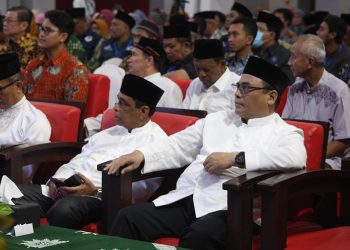 Ketua DPW LDII Jawa Timur KH Moch Amrodji Konawi (kanan) saat menghadiri silaturahim PW Muhammadiyah Jatim di i Auditorium Universitas Muhammadiyah Sidoarjo, Sabtu (16/3). Dok: LINES.
