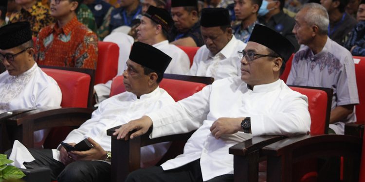 Ketua DPW LDII Jawa Timur KH Moch Amrodji Konawi (kanan) saat menghadiri silaturahim PW Muhammadiyah Jatim di i Auditorium Universitas Muhammadiyah Sidoarjo, Sabtu (16/3). Dok: LINES.