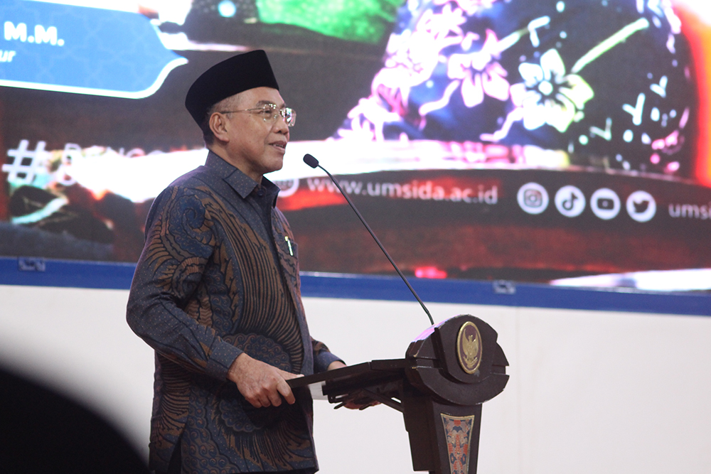 Ketua PW Muhammadiyah Jatim KH Sukadiono memberi sambutan di kajian ramadan 1445 H. Dok: LINES.