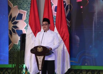 Pj Gubernur Jawa Timur Adhy Karyono memberi sambutan pada acara Nuzulul Qur'an di Islamic Center Provinsi Jawa Timur, Kamis (28/3). Dok: LINES.