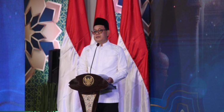 Pj Gubernur Jawa Timur Adhy Karyono memberi sambutan pada acara Nuzulul Qur'an di Islamic Center Provinsi Jawa Timur, Kamis (28/3). Dok: LINES.