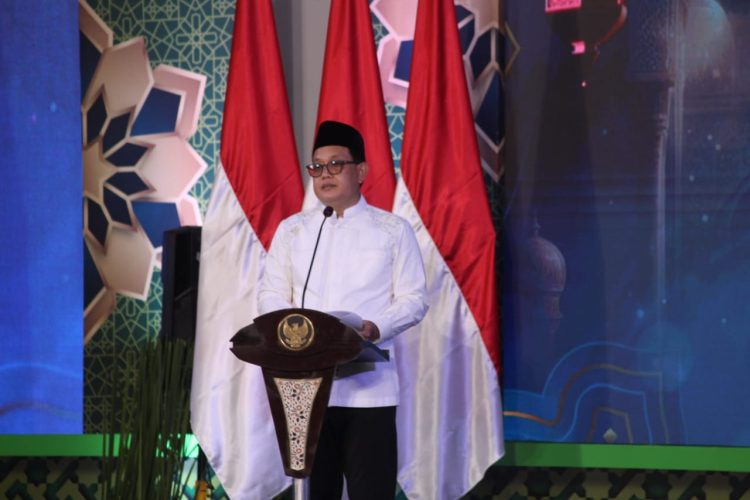 Pj Gubernur Jawa Timur Adhy Karyono memberi sambutan pada acara Nuzulul Qur'an di Islamic Center Provinsi Jawa Timur, Kamis (28/3). Dok: LINES.