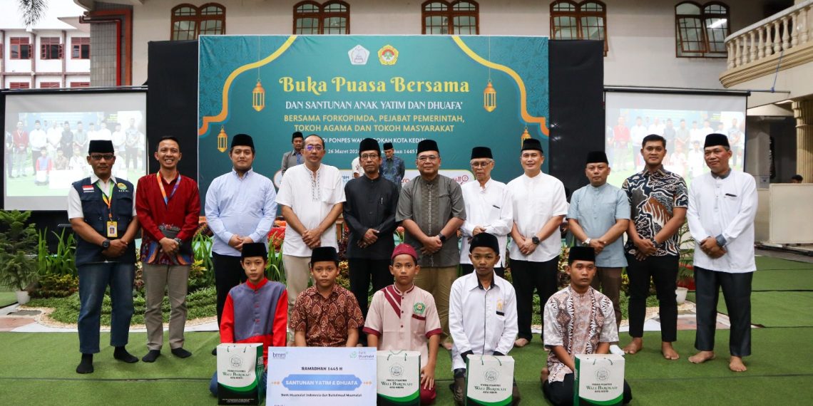 Pondok Pesantren (Ponpes) Wali Barokah dan LDII Kota Kediri menggelar Safari Ramadan di halaman Kantor Ponpes Wali Barokah, Selasa (26/3). Dok: LINES.