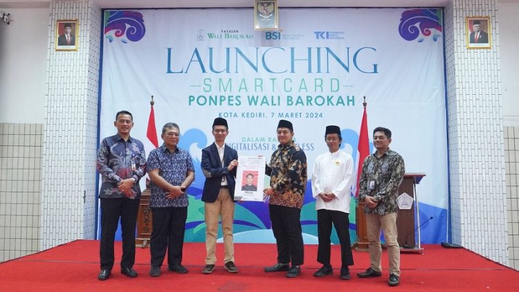 Pondok Pesantren (Ponpes) Wali Barokah Kediri gandeng Bank Syariah Indonesia (BSI) dan Teknologi Kartu Indonesia (TKI) luncurkan smart card atau kartu pintar santri, Kamis (7/3). Dok: LINES.