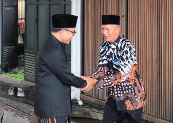 Ketua DPD LDII Banyuwangi Astro Junaedi berjabat tangan (kanan) dengan Menteri Pendayagunaan Aparatur Negara dan Reformasi Birokrasi (PANRB) Abdullah Azwar Anas di acara open house Menpan RB, Jumat (12/4). Dok: LINES.