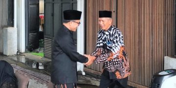Ketua DPD LDII Banyuwangi Astro Junaedi berjabat tangan (kanan) dengan Menteri Pendayagunaan Aparatur Negara dan Reformasi Birokrasi (PANRB) Abdullah Azwar Anas di acara open house Menpan RB, Jumat (12/4). Dok: LINES.