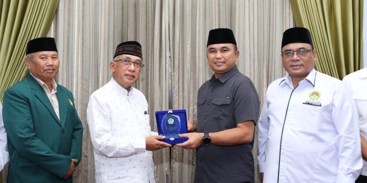 Direktur Intelijen Keamanan (Dirintelkam) Kepolisian Daerah (Polda) Jawa Timur Kombes Polisi Dekananto Eko Purwono berkunjung ke Pondok Pesantren (Ponpes) Al Ubaidah, Kertosono, Nganjuk, pada Selasa (30/1). Kehadiran mereka didampingi Ketua DPW LDII Jawa Timur Moch. Amrodji Konawi dan para pengurus DPW LDII Jawa Timur. Foto: LINES.