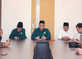 Ketua DPW LDII Jawa Timur KH Moch Amrodji Konawi (tengah) di acara media gathering di Kantor DPW LDII Jatim, Senin (1/4). Dok: LINES.