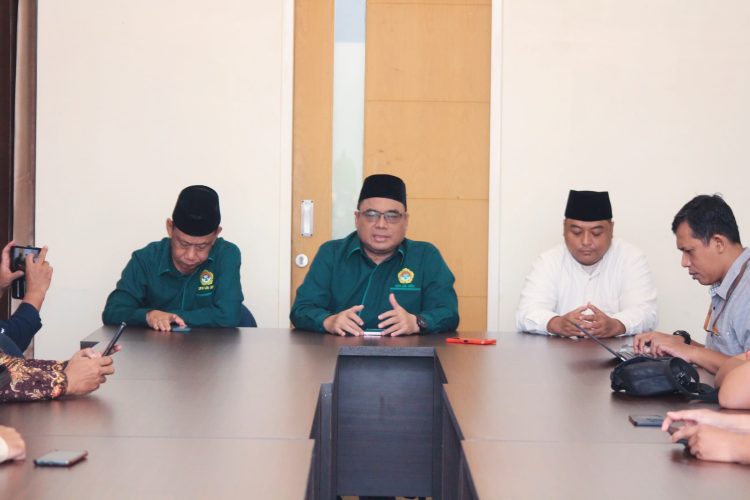 Ketua DPW LDII Jawa Timur KH Moch Amrodji Konawi (tengah) di acara media gathering di Kantor DPW LDII Jatim, Senin (1/4). Dok: LINES.