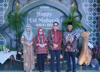 Wakil Ketua DPW LDII Jawa Timur Maun (kanan) hadiri halalbihalal Pemprov Jatim di Grahadi, Kamis (18/4). Dok: LINES.