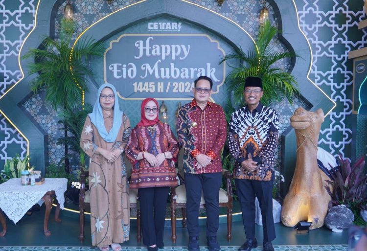 Wakil Ketua DPW LDII Jawa Timur Maun (kanan) hadiri halalbihalal Pemprov Jatim di Grahadi, Kamis (18/4). Dok: LINES.