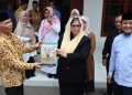 Ketua Ponpes Wali Barokah KH Sunarto (kiri) menyerahkan majalah Nuansa pada PJ Wali Kota Kediri Zanariah saat berkunjung ke Ponpes Wali Barokah, Rabu (17/4). Dok: LINES.