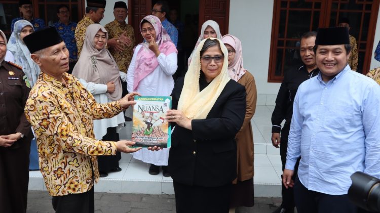 Ketua Ponpes Wali Barokah KH Sunarto (kiri) menyerahkan majalah Nuansa pada PJ Wali Kota Kediri Zanariah saat berkunjung ke Ponpes Wali Barokah, Rabu (17/4). Dok: LINES.
