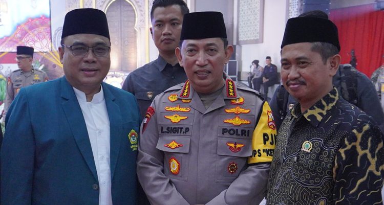 Ketua DPW LDII Jawa Timur KH Moch Amrodji Konawi (kiri) bersama Kapolri Sulistyo Sigit Probowo seusai Safari Ramadan di Mapolda Jatim, Kamis (4/4). Dok: LINES.