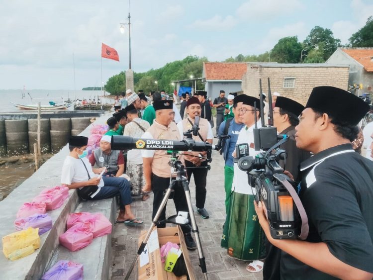 Tim Rukyatul Hilal DPD LDII Bangkalan pantau hilal di Pantai Gebang,Kabupaten Bangkalan, Madura. Dok: LINES.