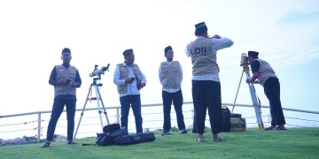 TIm rukyatul hilal DPW LDII Jawa Timur pantau hilal di Markaz Tanjung Kodok, Kan=bupaten Lamongan, Selasa (9/4).Dok: LINES.