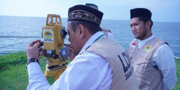 Tim rukyatul hilal DPW LDII Jatim pantau hilal di Markaz Tanjung Kodok, Lamongan, Selasa (9/4). Dok: LINES.