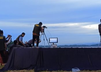 Tim Rukyatul Hilal Ponpes Wali Barokah dan DPD LDII Kota Kediri melakukan pengamatan hilal 1 Ramadan 1445 H di Bukit Wonotirto Banjarsari Kabupaten Blitar, Minggu (10/03). Dok: LINES.