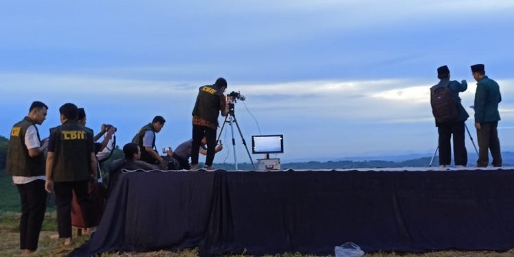 Tim Rukyatul Hilal Ponpes Wali Barokah dan DPD LDII Kota Kediri melakukan pengamatan hilal 1 Ramadan 1445 H di Bukit Wonotirto Banjarsari Kabupaten Blitar, Minggu (10/03). Dok: LINES.