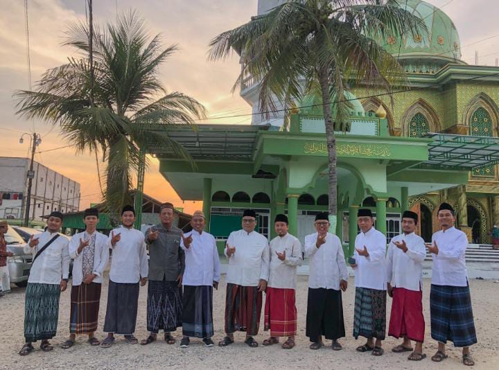 Tim Falakiyah DPW LDII Jawa Timur bersama pendiri Rumah Falak MAHIRA Mojokerto KH Syamsul Ma'arif di Ponpes Al Mubarok Lanbulan, Sampang Madura. Dok: LINES.