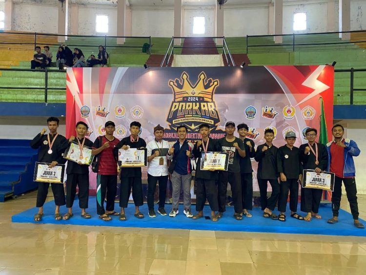 Atlet Persinas ASAD Bangkalan meraih medali pada cabang olahraga (cabor) Pencak Silat di Pekan Olahraga Kabupaten (Porkab) 2024, Rabu (8/5). Dok: LINES.
