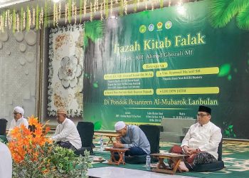Ketua DPW LDII Jawa Timur KH Moch. Amrodji Konawi (kanan) menghadiri penerimaan Ijazah Kitab Falak KH Ahmad Ghozali Mf di Ponpes Al Barokah Lanbulan, Sampang Madura, Sabtu (18/5). Dok: LINES.