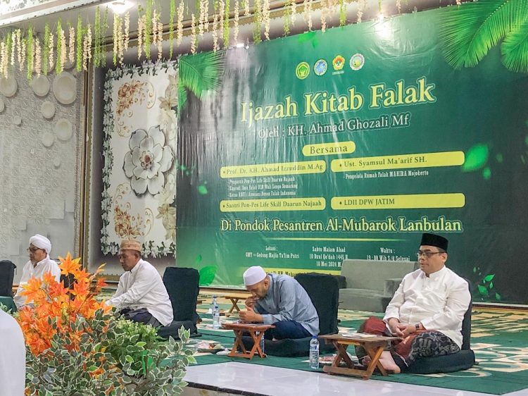 Ketua DPW LDII Jawa Timur KH Moch. Amrodji Konawi (kanan) menghadiri penerimaan Ijazah Kitab Falak KH Ahmad Ghozali Mf di Ponpes Al Barokah Lanbulan, Sampang Madura, Sabtu (18/5). Dok: LINES.