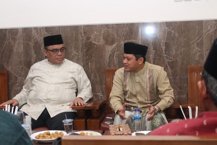 Cendikiawan muslim Dr Ahmad Ali MD (kanan) bersama Ketua DPW LDII Jawa Timur KH Moch Amrodji Konawi di Wisma Tamu DPW LDII Jawa Timur, Selasa (22/5). Dok: LINES.