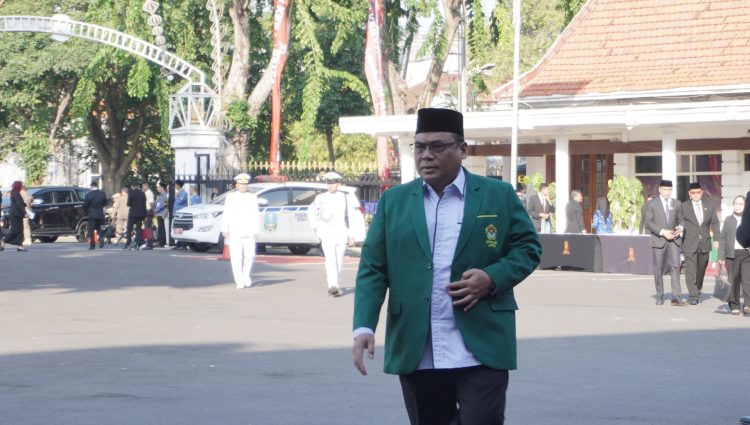 Ketua DPW LDII Jawa Timur KH Moch Amrodji Konawi bergegas memasuki halaman Gedung Negara Grahadi Surabaya untuk mengikuti upacara peringatan Hari Kebangkitan Nasional (Harkitnas). Dok: LINES.