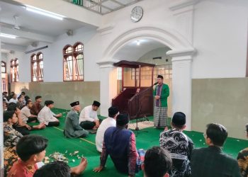 Cendikiawan muslim Nahdlatul Ulama (NU) Dr Ahmad Ali MD mengisi tausiyah ba’da shalat Jumat di Pondok Pesantren (Ponpes) Wali Barokah, Kediri, Jumat (24/5). Dok: LINES.