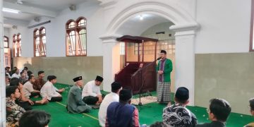 Cendikiawan muslim Nahdlatul Ulama (NU) Dr Ahmad Ali MD mengisi tausiyah ba’da shalat Jumat di Pondok Pesantren (Ponpes) Wali Barokah, Kediri, Jumat (24/5). Dok: LINES.