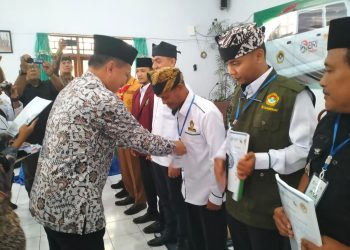 Plt. Kepala Dinas Kesehatan Kabupaten Banyuwangi, Amir Hidayat. sematkan tanda peserta pelatihan Pertolongan Pertama pada Gawat Darurat (PPGD) di Aula Nurul Huda, Kelurahan Karangrejo, Banyuwangi, Kamis (23/5). Dok: LINES.