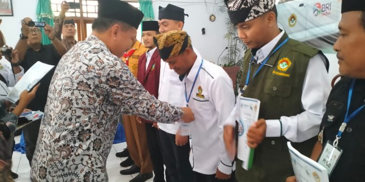 Plt. Kepala Dinas Kesehatan Kabupaten Banyuwangi, Amir Hidayat. sematkan tanda peserta pelatihan Pertolongan Pertama pada Gawat Darurat (PPGD) di Aula Nurul Huda, Kelurahan Karangrejo, Banyuwangi, Kamis (23/5). Dok: LINES.