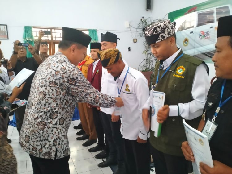 Plt. Kepala Dinas Kesehatan Kabupaten Banyuwangi, Amir Hidayat. sematkan tanda peserta pelatihan Pertolongan Pertama pada Gawat Darurat (PPGD) di Aula Nurul Huda, Kelurahan Karangrejo, Banyuwangi, Kamis (23/5). Dok: LINES.