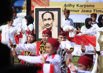 Para pelajar menampilkan Tarian Remo sambil membawa foto tokoh pendiri Budi Utomo Dr. Soetomo pada peringatan Hari Kebangkitan Nasional (Harkitnas) di Halaman Gedung Negara Grahadi Surabaya, Senin (20/5). Dok: LINES.